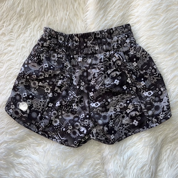 Lululemon Tracker Short 2017 Seawheeze - Counter Culture White / Black Size 4 - Picture 2 of 8